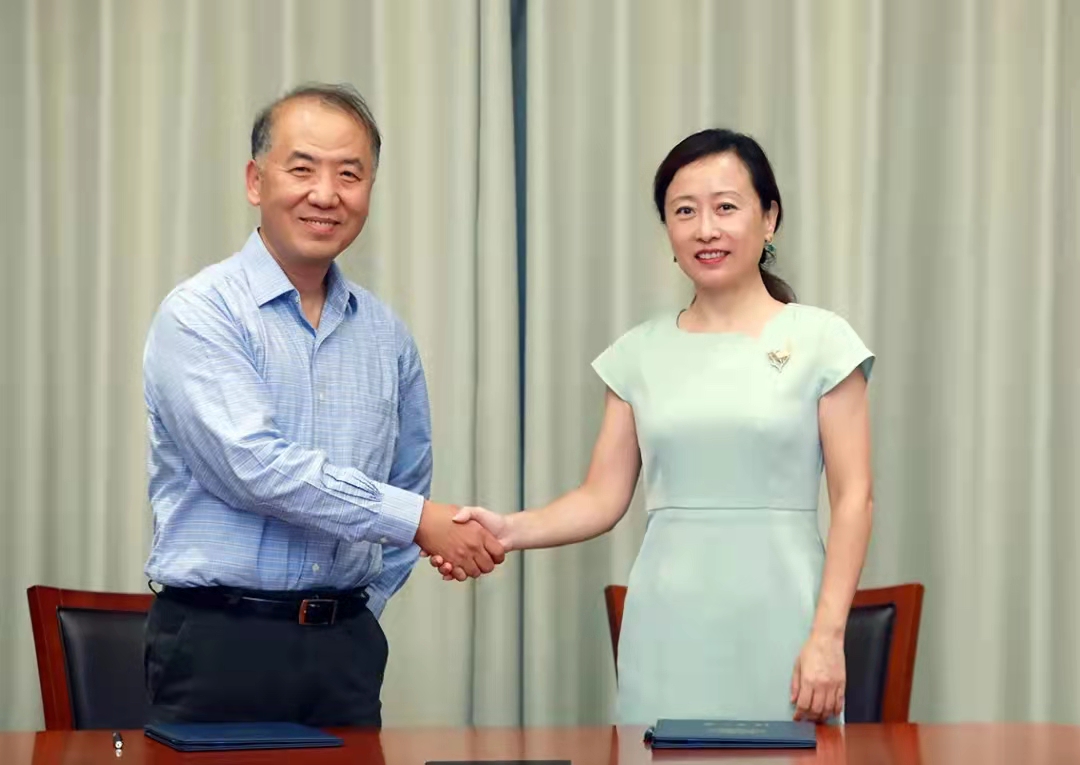 任思泓与袁桅签署捐赠协议杨斌向任思泓颁发捐赠纪念牌任思泓与袁桅